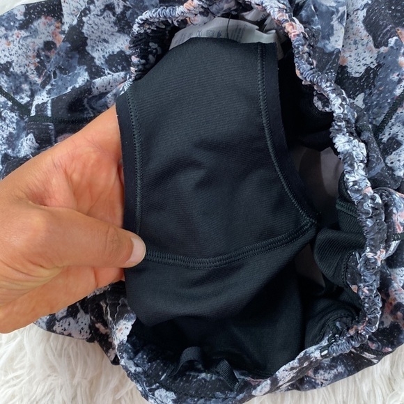 Lululemon Hotty Hot Short II Long 4" Spring Bloom Multi / Black - Picture 2 of 5